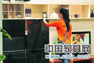 板材和其他材料的結合，成為板式家具設計的一個方向。