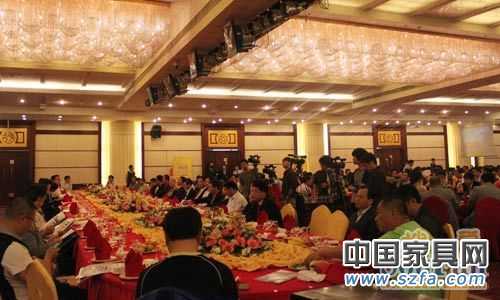 家居、建材行業的500余位廠家、經銷商代表現場參加招商推介會