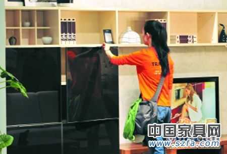 板材和其他材料的結合，成為板式家具設計的一個方向