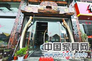 舟山一家門面及家具都以老船木為原料的茶行。