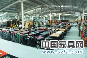 目前的二手家具市場內仍以板式家具交易為主，幾乎看不見紅木家具的影子。