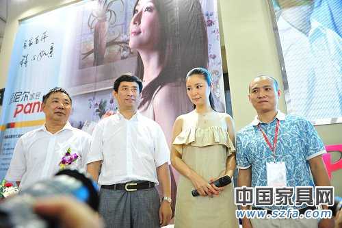 派尼爾家居代言人林心如與中國家協理事長朱長嶺、派尼爾家居總經理鄧啟平合影