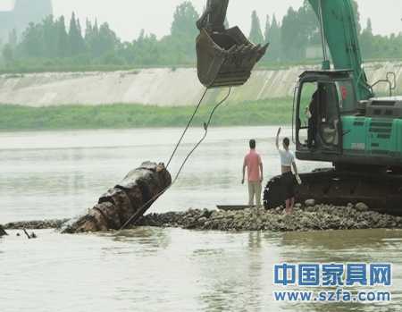 　6月22日，烏木被挖掘機從江中撈起。