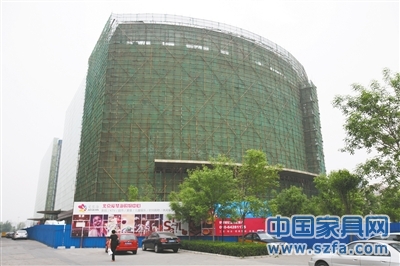 正在建設中的愛琴海購物中心，位于朝陽區七圣中街12號，太陽宮百盛購物中心旁。實習生 翟超