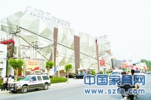 飾界風以專業飾品賣場的形象獨立于十里河東段，銀灰色的裝修讓其很不醒目，位置欠佳、定位失策是其敗北的重要因素。