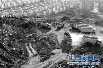6月1日，廣西防城港市，眾多車輛在挖山造城。圖/CFP