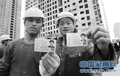 去年10月29日，山東青島市，工人們正在展示剛領到的居住證。圖/CFP