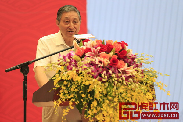 全聯藝術紅木家具專業委員會專家顧問、原故宮博物院文?？萍疾恐魅尾莒o樓在區氏臻品明清家具藝術館開業典禮上致辭