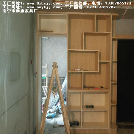 加層作小造型，雙層，也好看，相比，醒色白飾，整體展柜、儲柜、小小別致柜衣家具設計定制加工廠南寧中國的，不普通~