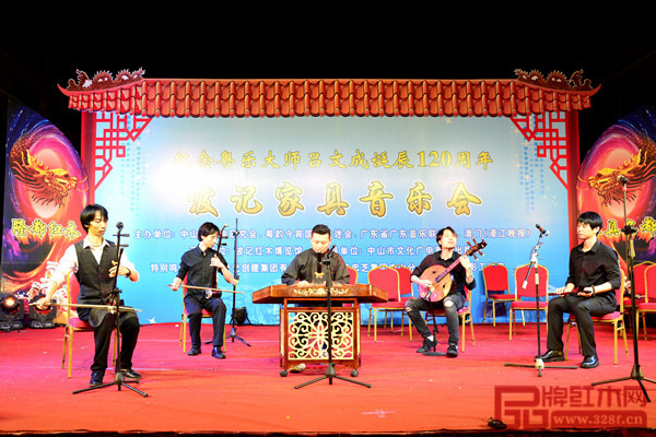 波記家具音樂會上，人們無不陶醉其中，流連忘返